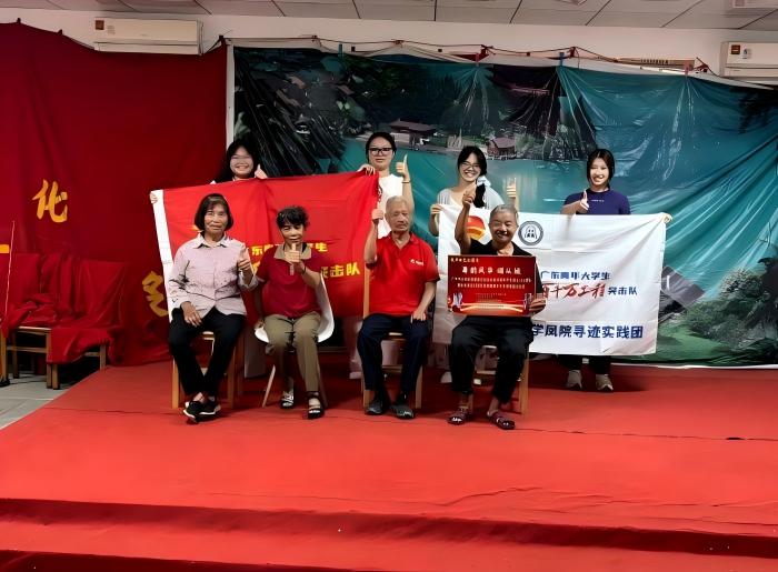 实践团与凤声曲艺社演员合影(江馨 拍摄)