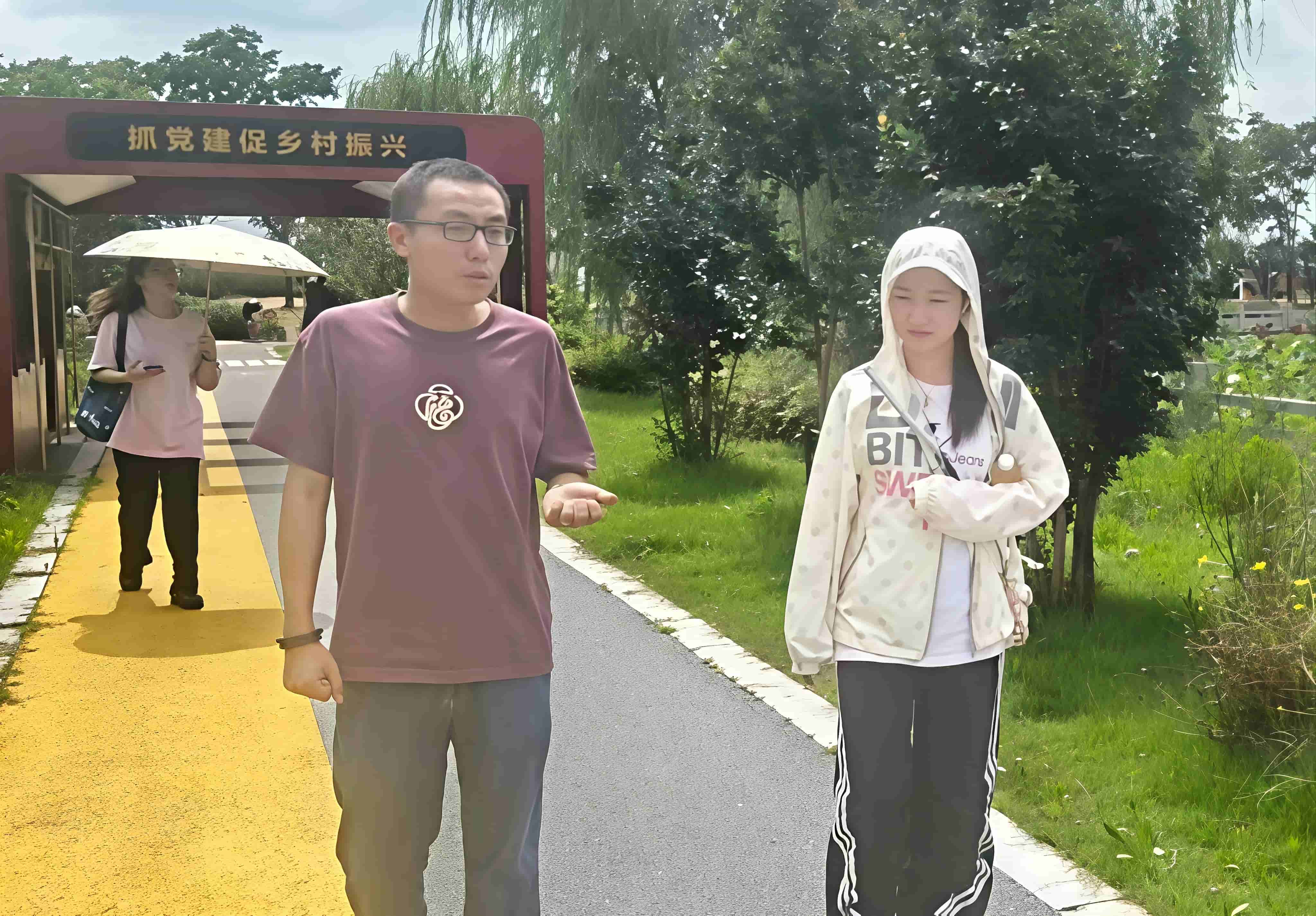 图为负责人向实践团成员介绍蒲市村农业发展。周乐扬供图。