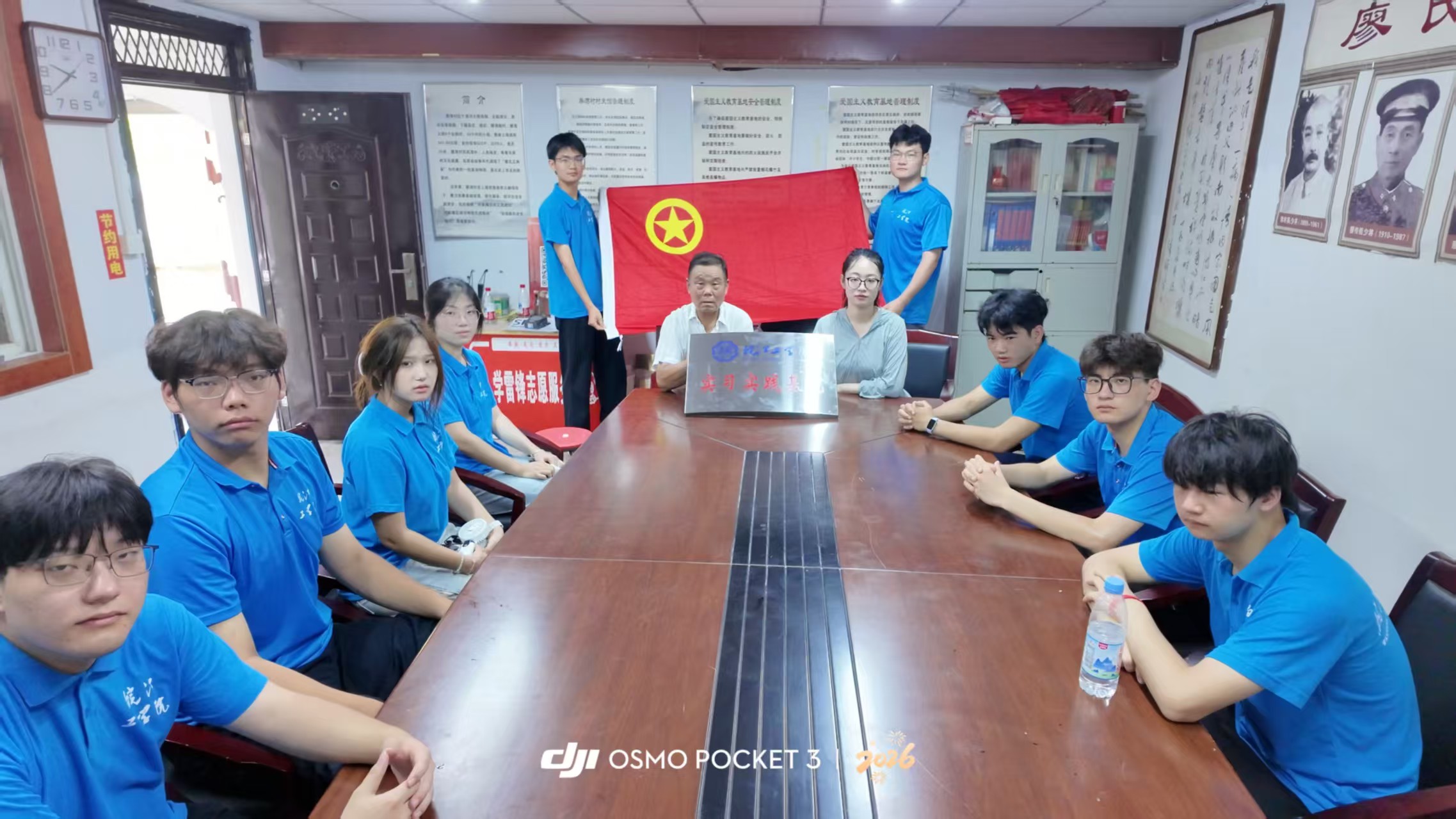 ��н����������ꡱ �������ѧԺ������ʵ���ŶӸ����Ϻ�ɫ����������ѧʵ��
