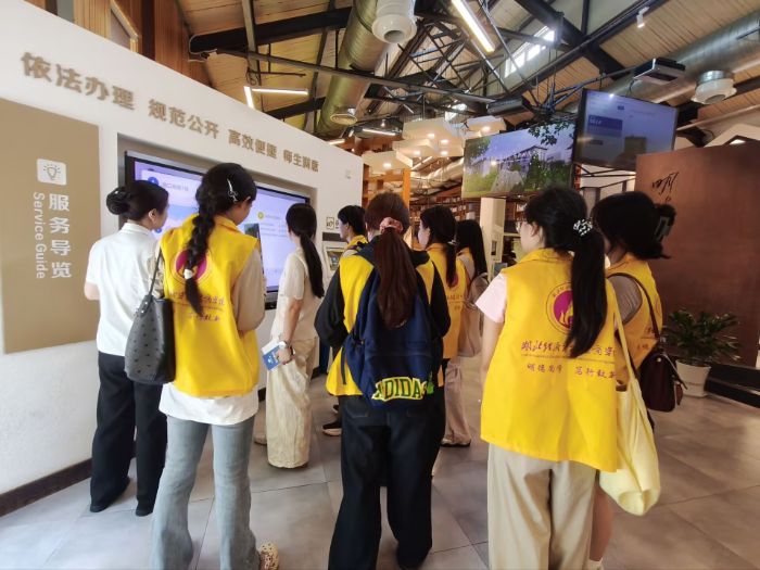 华中科技大学师生服务中心工作人员为RA004小分队讲解师生服务中心的功能