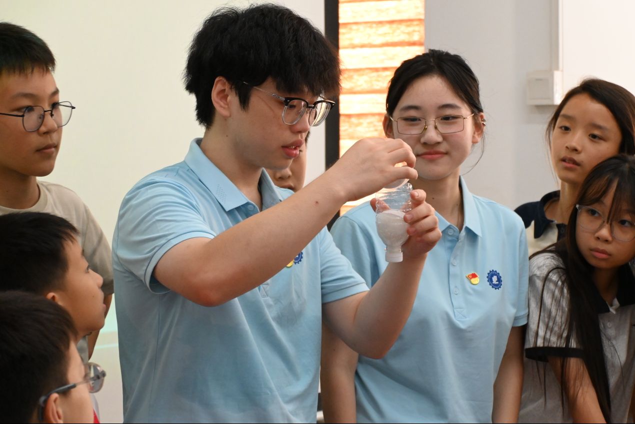 联动团队成员为学员开展科学实验
