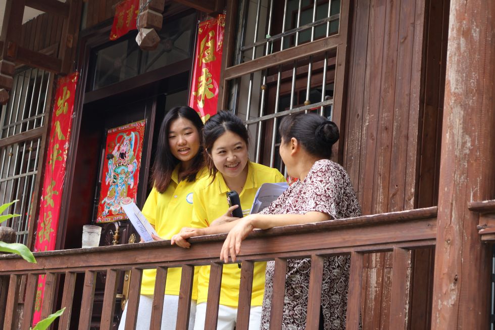 图为团队成员与村民交流。吴勉 供图