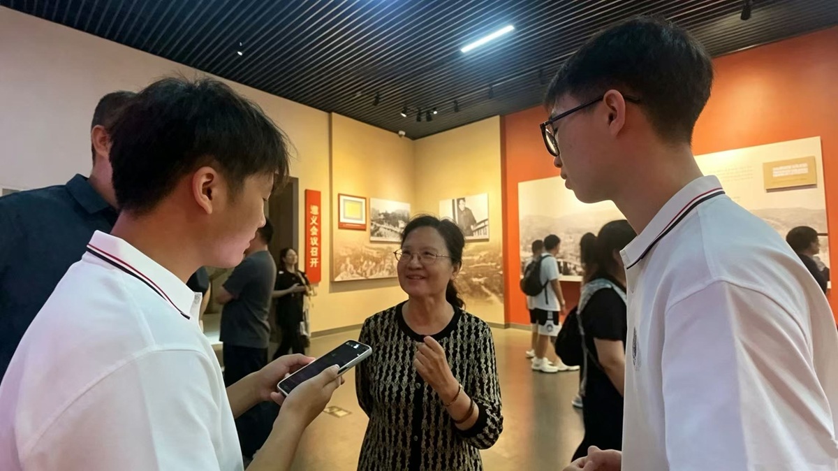 图为两位队员采访了来自天津的游客