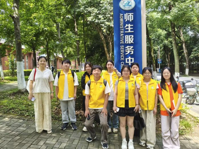 湖北经济学院法商学院RA004暑期社会实践小分队在华中科技大学师生服务中心外合影
