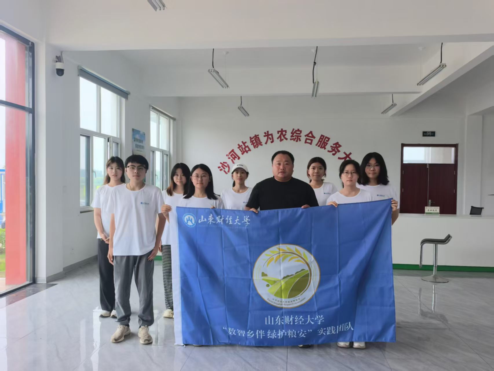 ���ǡ��硱�飬�̻����������Ŷӽ�����ʳ��ҵ������ɫ�»���