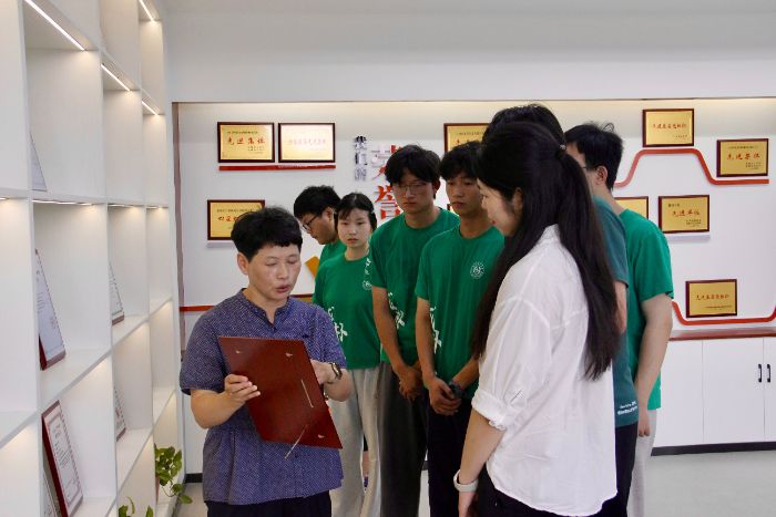 实践团在盐都七星现代化农场荣誉展示区开展参观学习 钱姝文摄