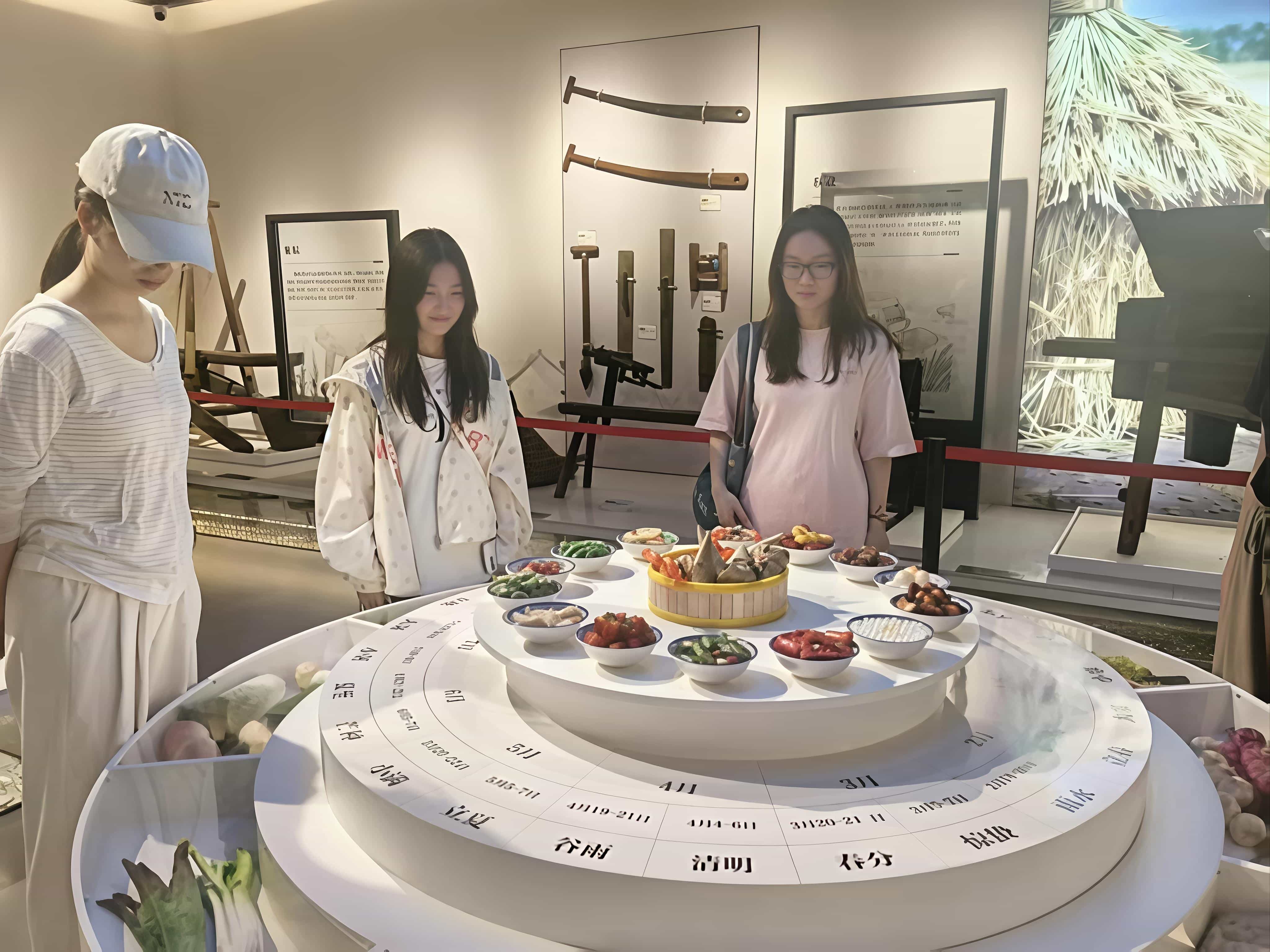 图为实践团成员参观二十四节气特色展台。黄筱程供图。