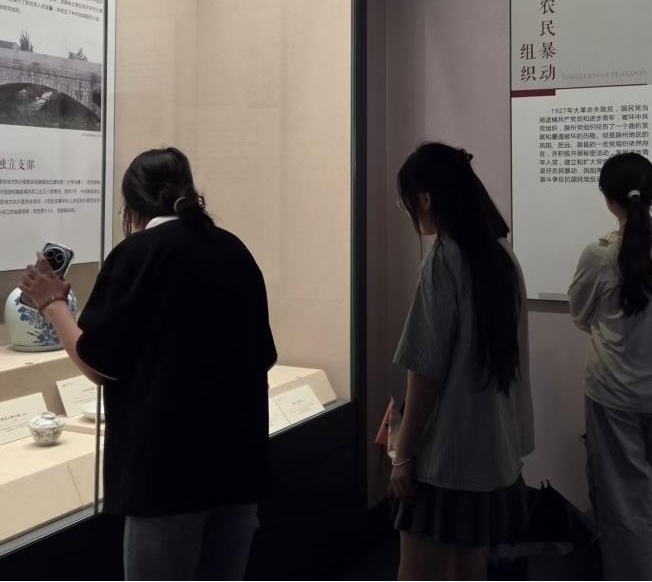 �����ڡ������硱������ѧԺ����������̽Ѱʵ��С�Ӹ������п�չ��ͳ�Ļ�ר��ʵ������