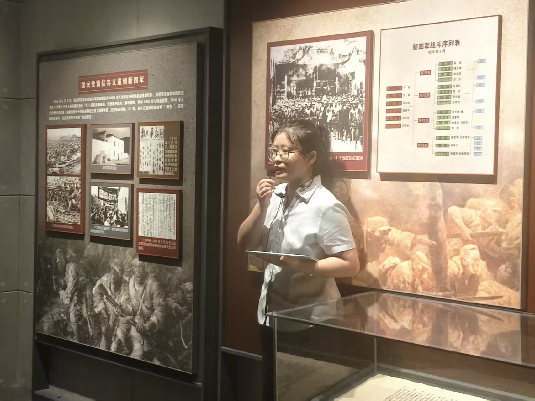 图为讲解员梳理新四军六师发展脉络。黄筱程供图。