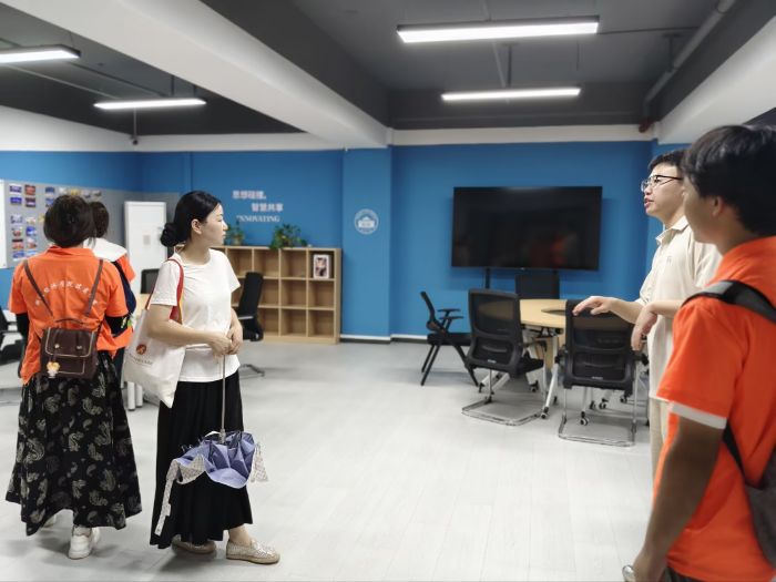 武汉大学信息学部一站式学生社区工作人员给RA004小分队讲解一站式学生社区