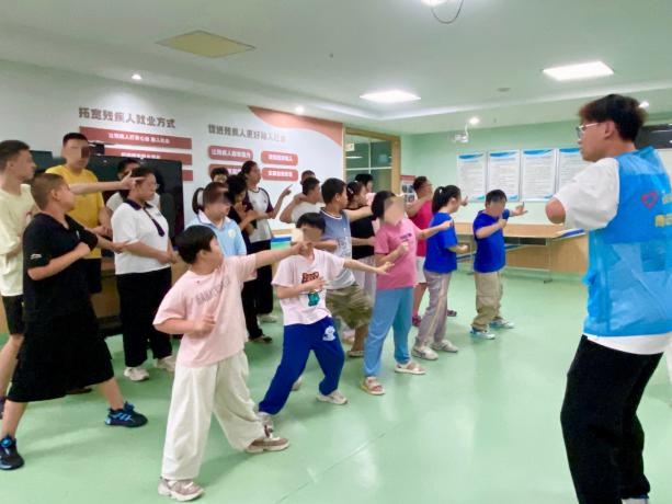 ��ͯ������ҽů���� �����ĳǴ�ѧҽѧԺ��ҽ����飬����ͬ�С�������߽���Է������չ���ϻ��߿���ϰ�������ж�