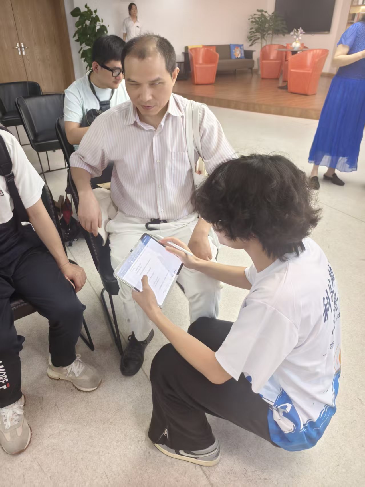 【图片1:团队成员与视障人士开展面对面访谈】