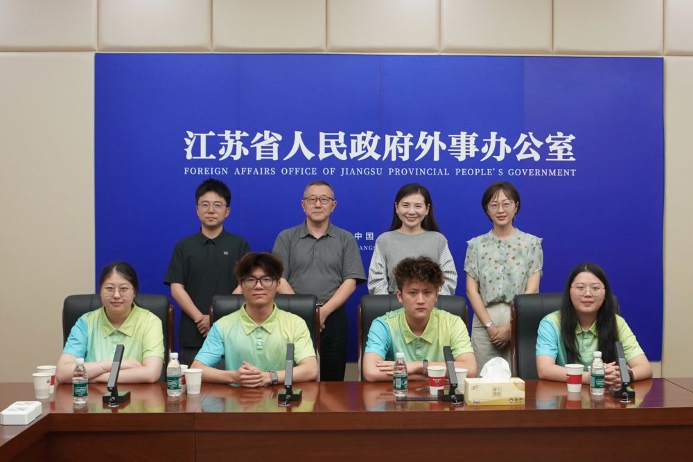 外事知行实践队师生合照