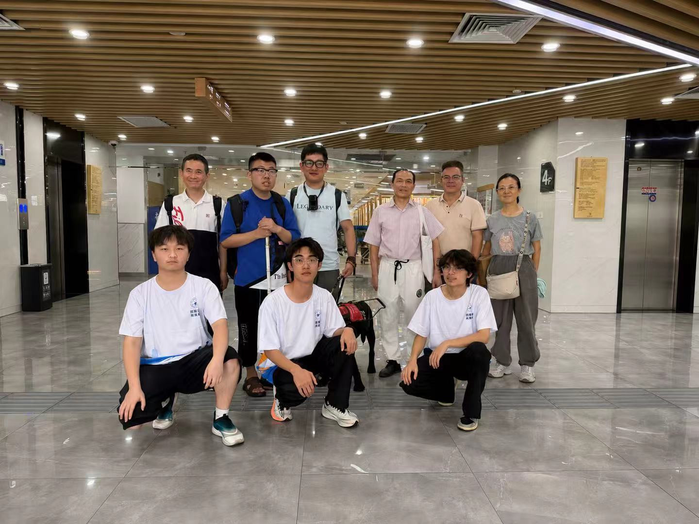 【图片3:实践团成员与参加活动的视障人士合影】