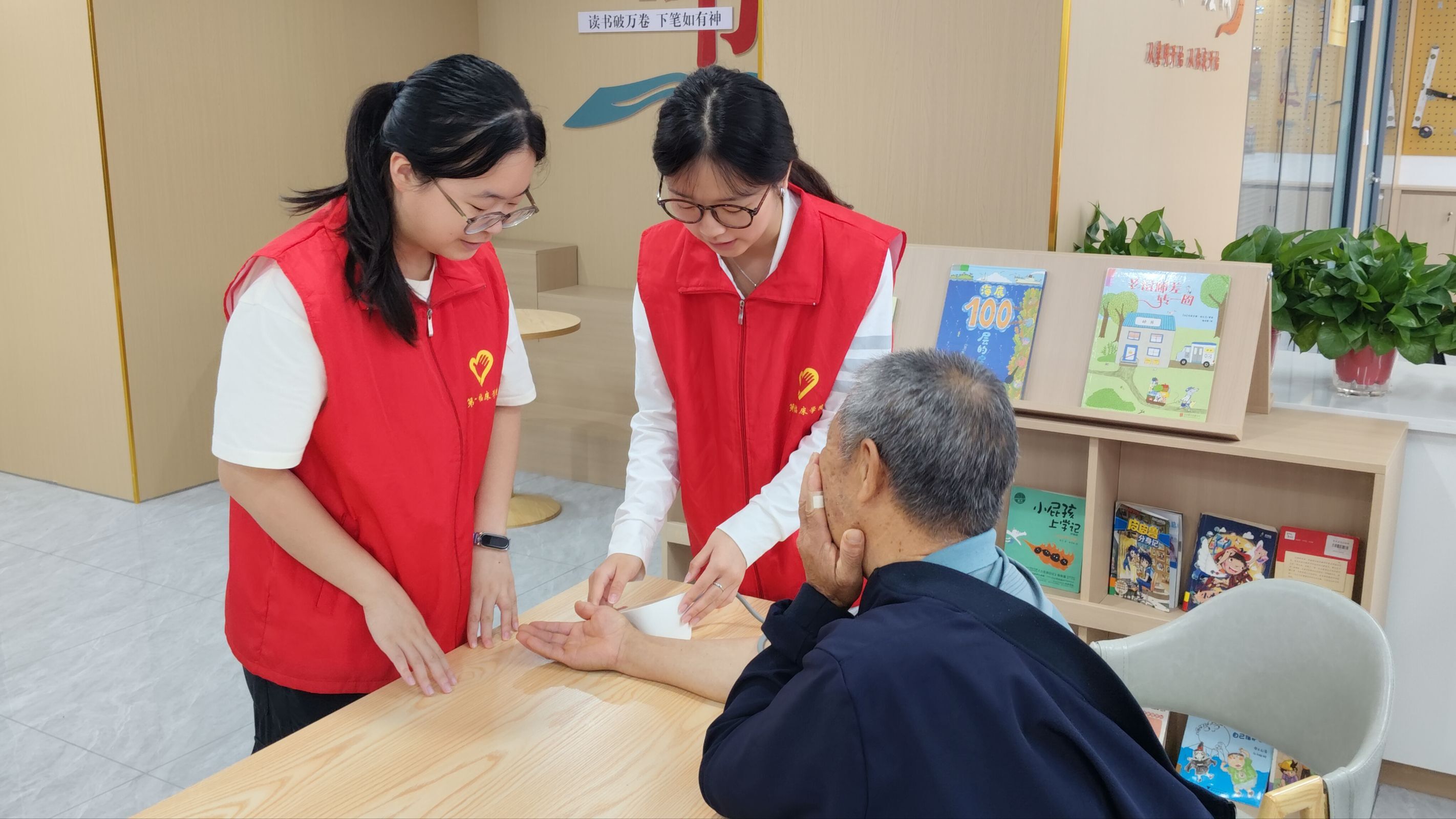 志愿者为社区老人测量血压