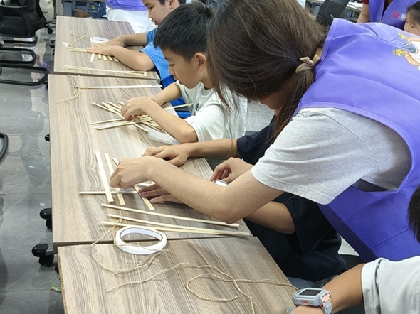 图二:团队成员指导制作