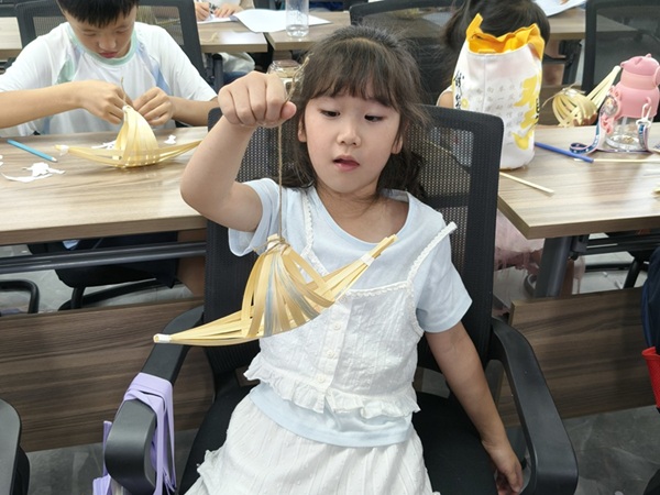 图三:小朋友分享自己的小船