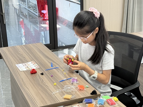 图一:小朋友制作面塑小马