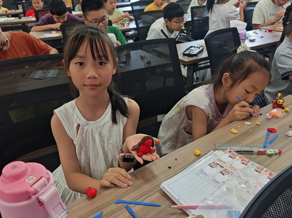 图二:小朋友展示面塑小马