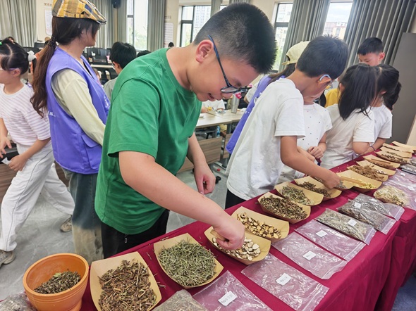 图三:小朋友制作香囊