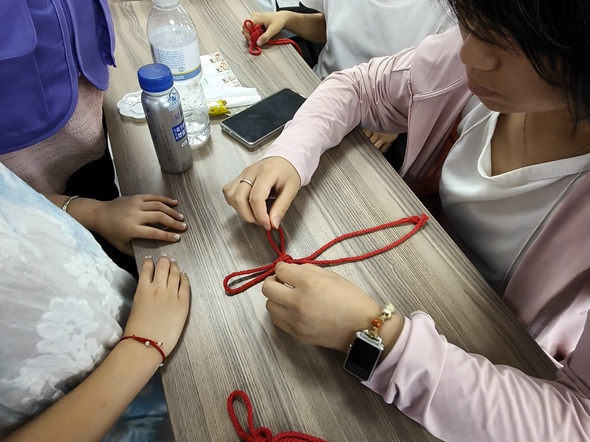 图五:小朋友编织中国结