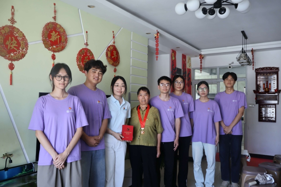 实践队员与老党员覃芳梅合照