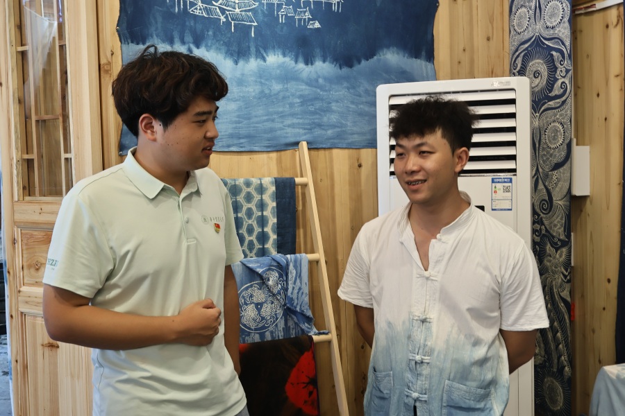 团队成员与陆港春对话