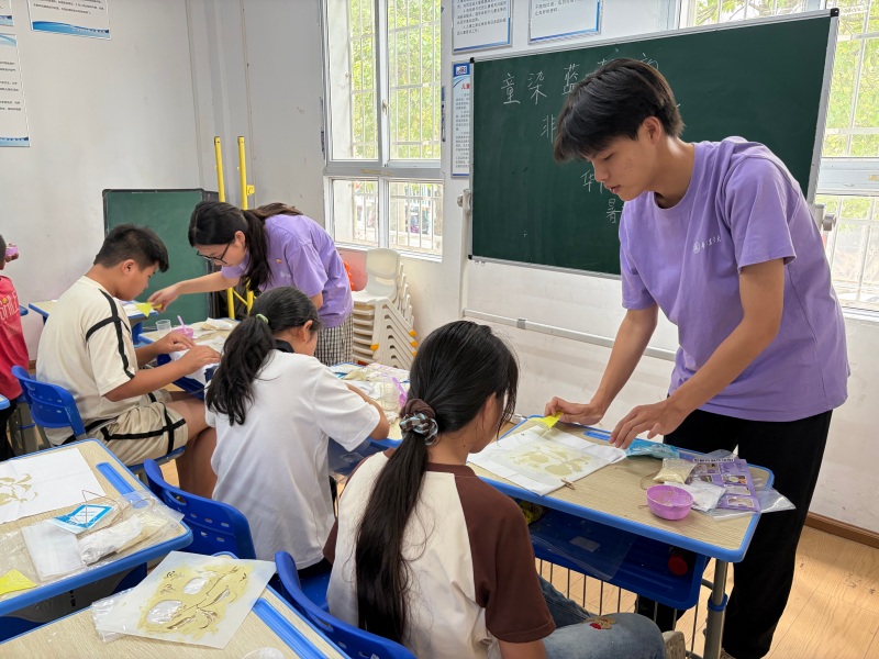 团队成员协助儿童体验手绘制作
