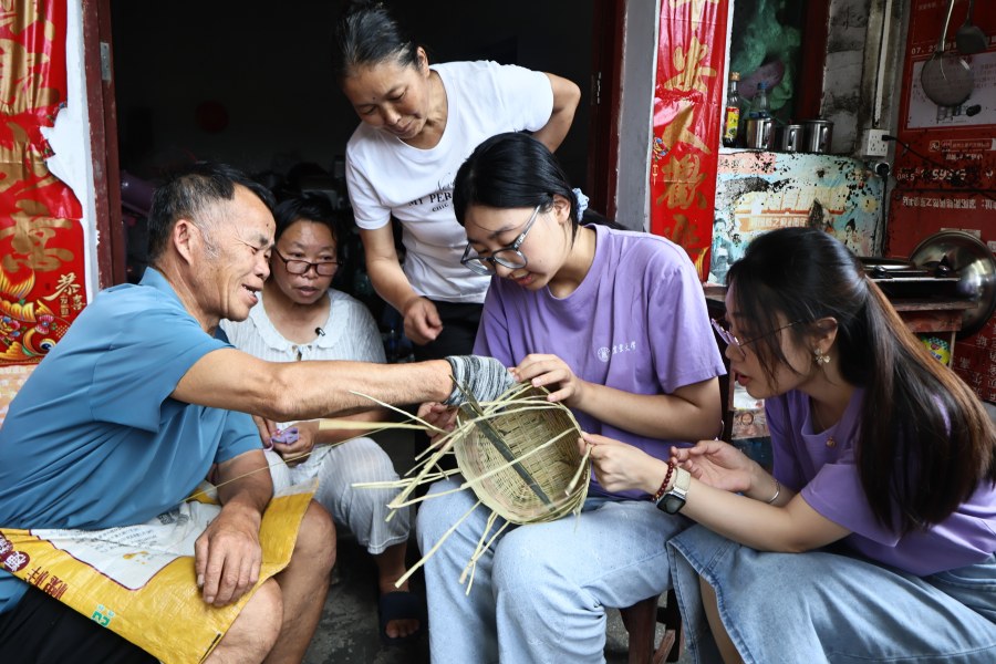 团队成员亲手体验侗族传统竹编编织手艺