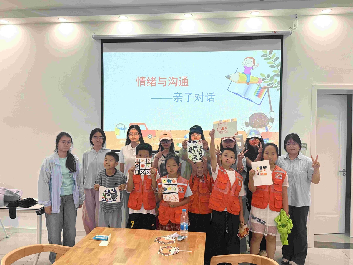 图为课堂结束后全体合照。黄雨虹 供图