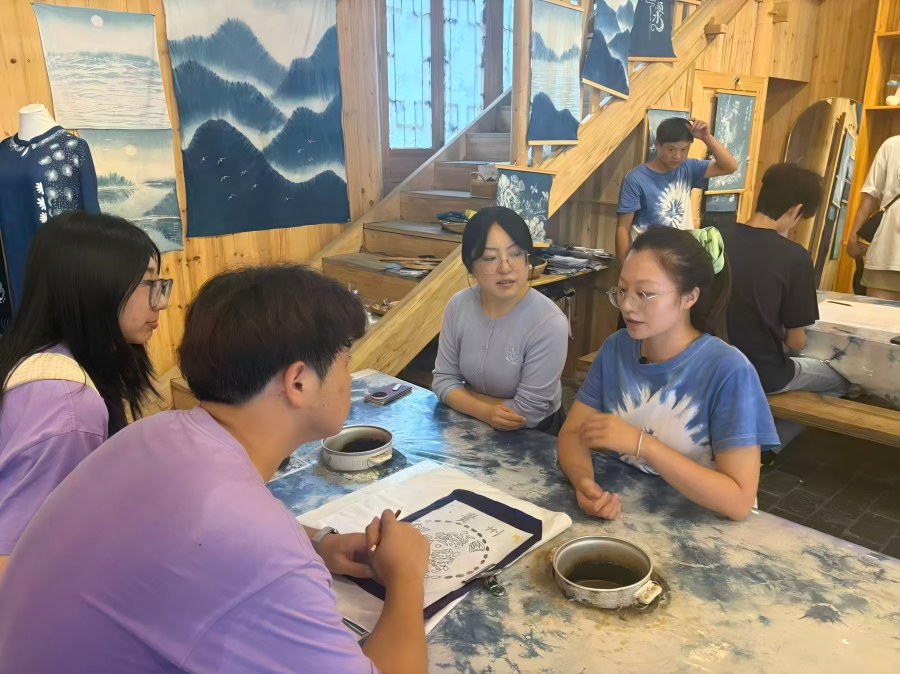 侗品源老师为团队成员讲解蜡染流程