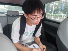 成员与网约车司机交谈并记录