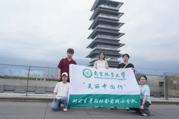 团队在中国大运河博物馆前合影