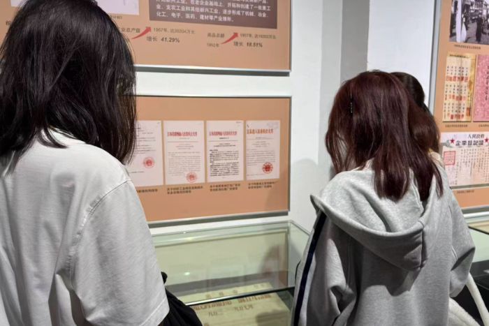 图为队员观察史料