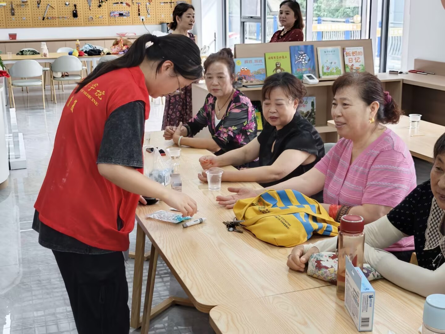 为社区老人测量血压血糖
