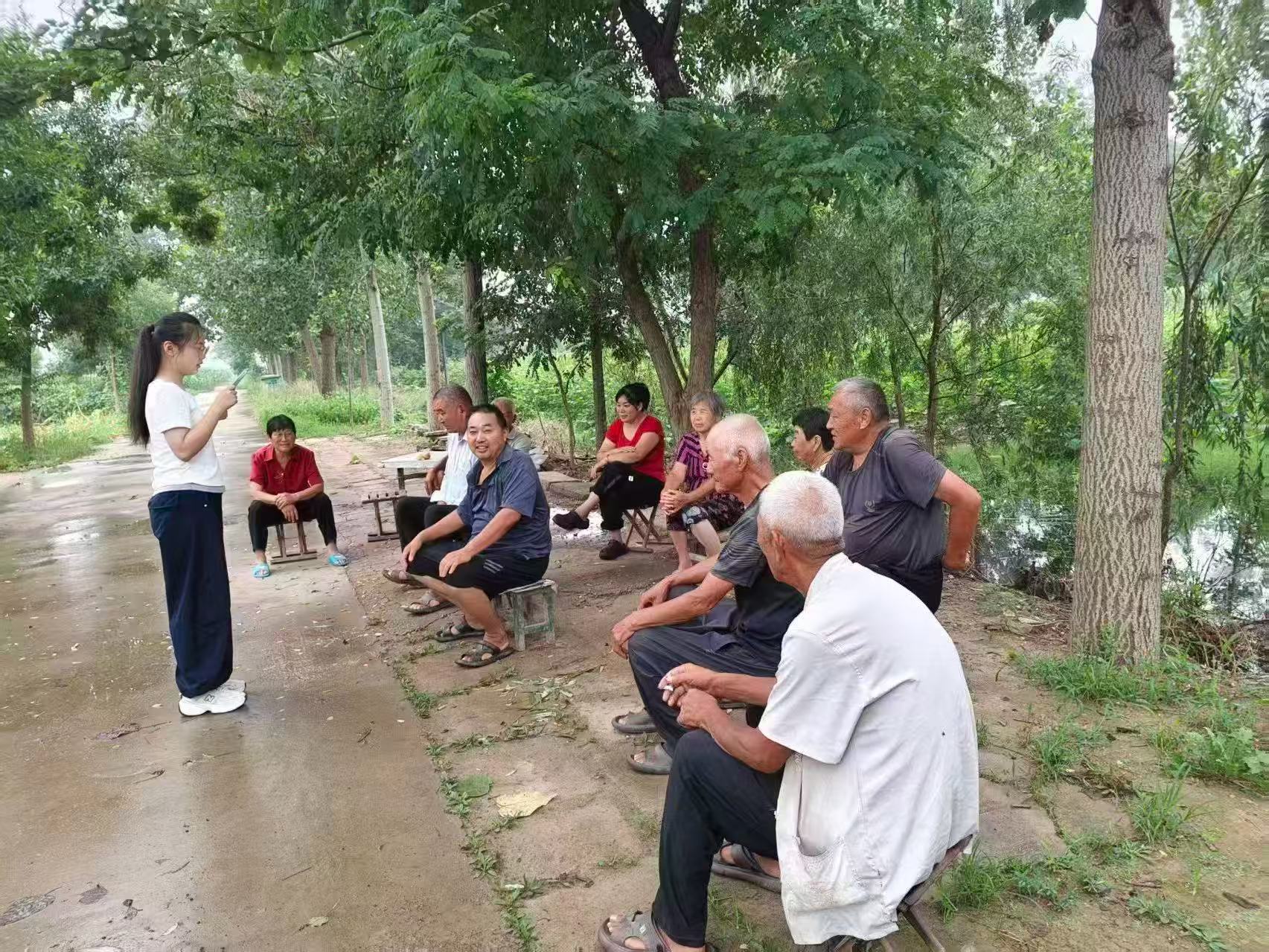 图为团队成员向村民进行政策解释