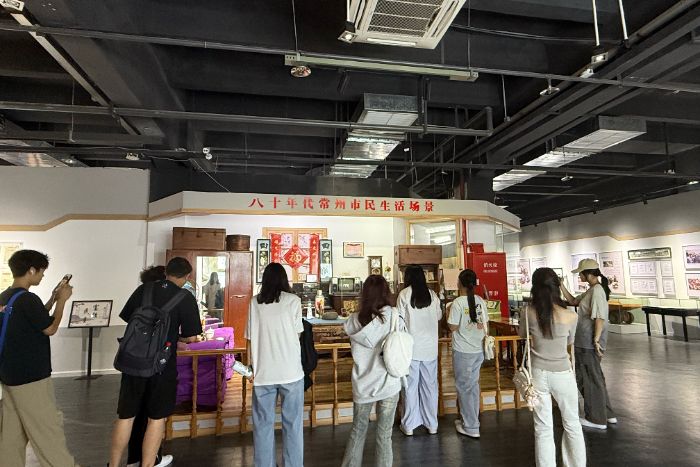 图为实践队了解八十年代生活