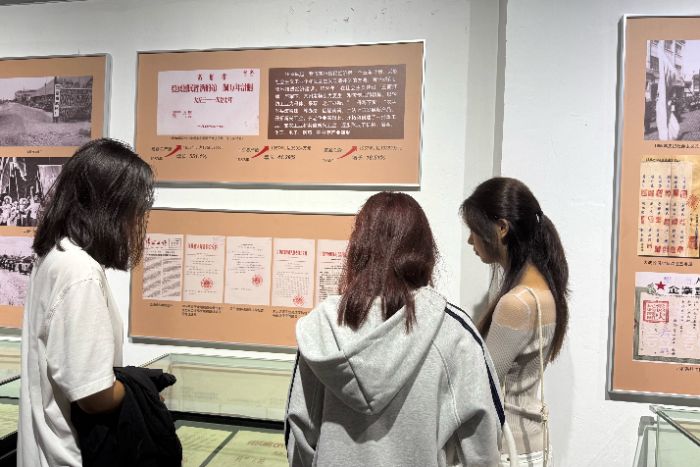 图为队员讨论档案史料