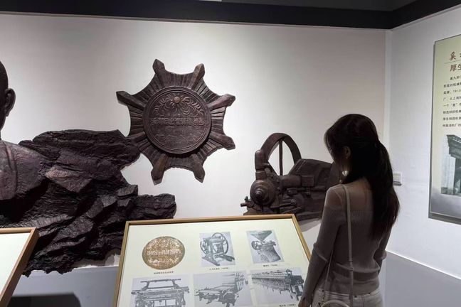图为队员了解织布机