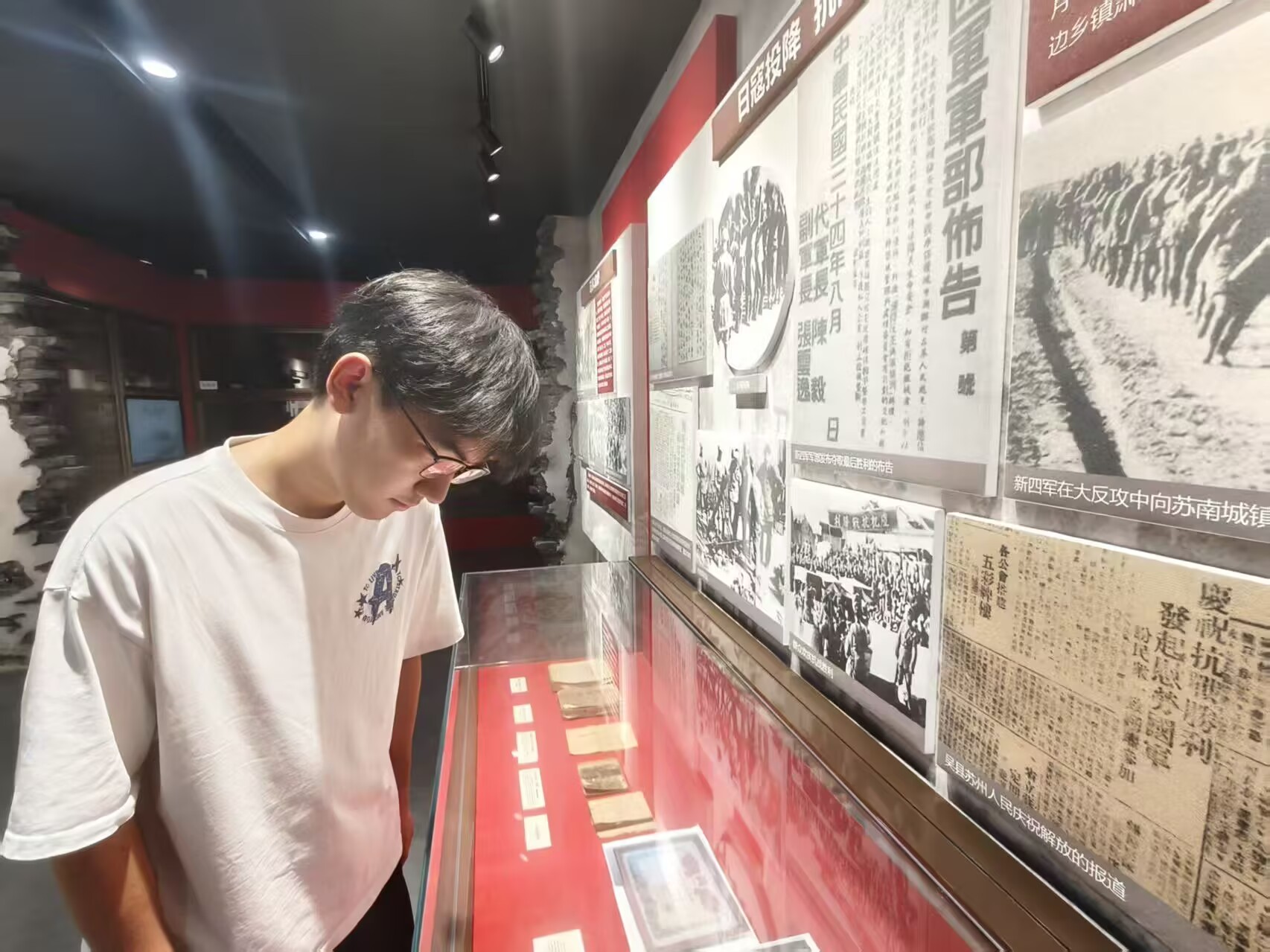 (图为实践成员参观馆内革命历史展陈)