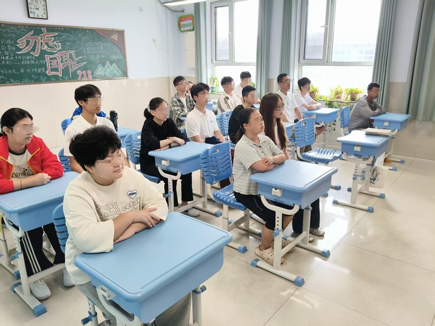 同学们认真坐好准备听讲