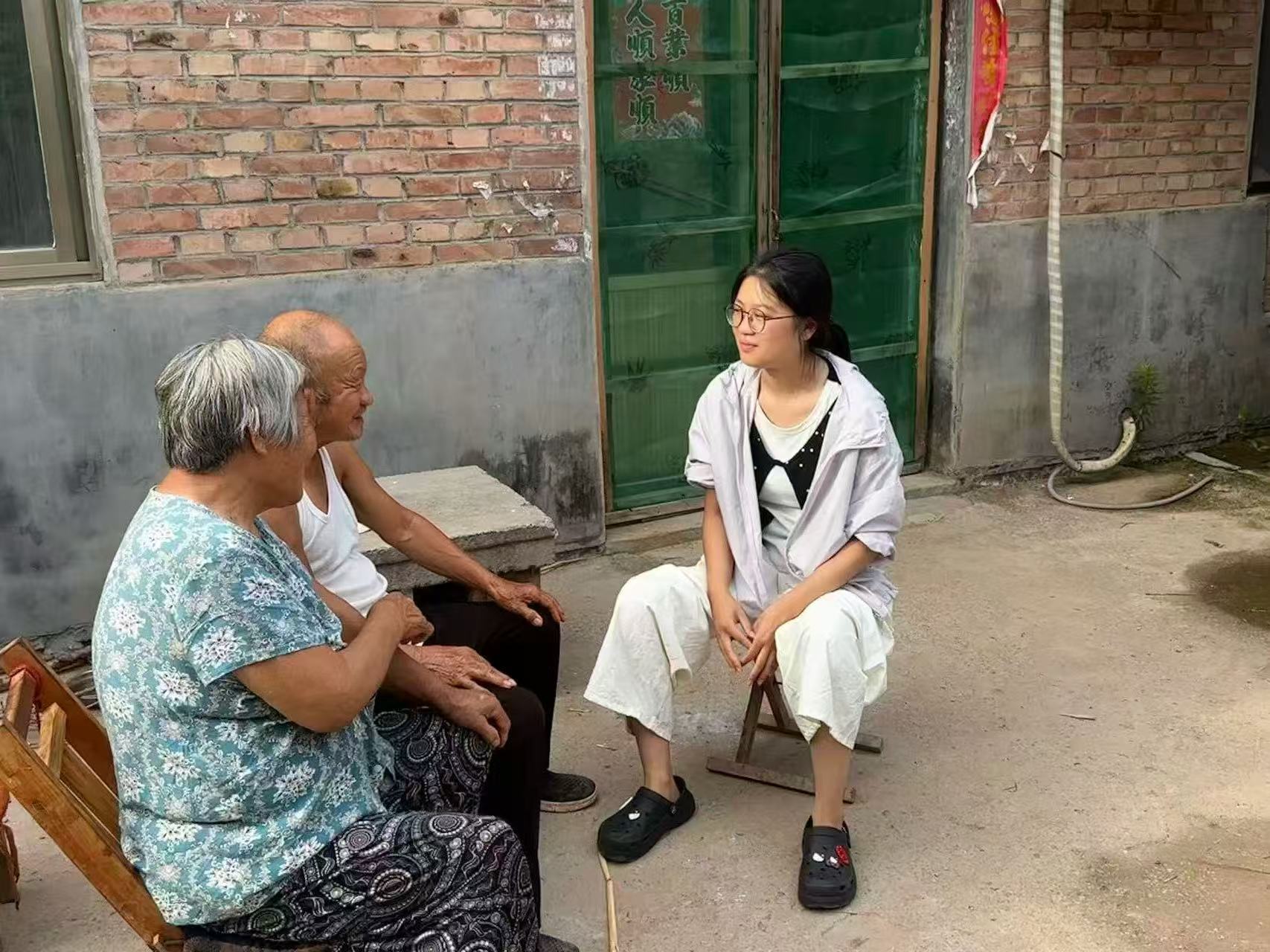 图为团队成员向村民进行政策宣讲