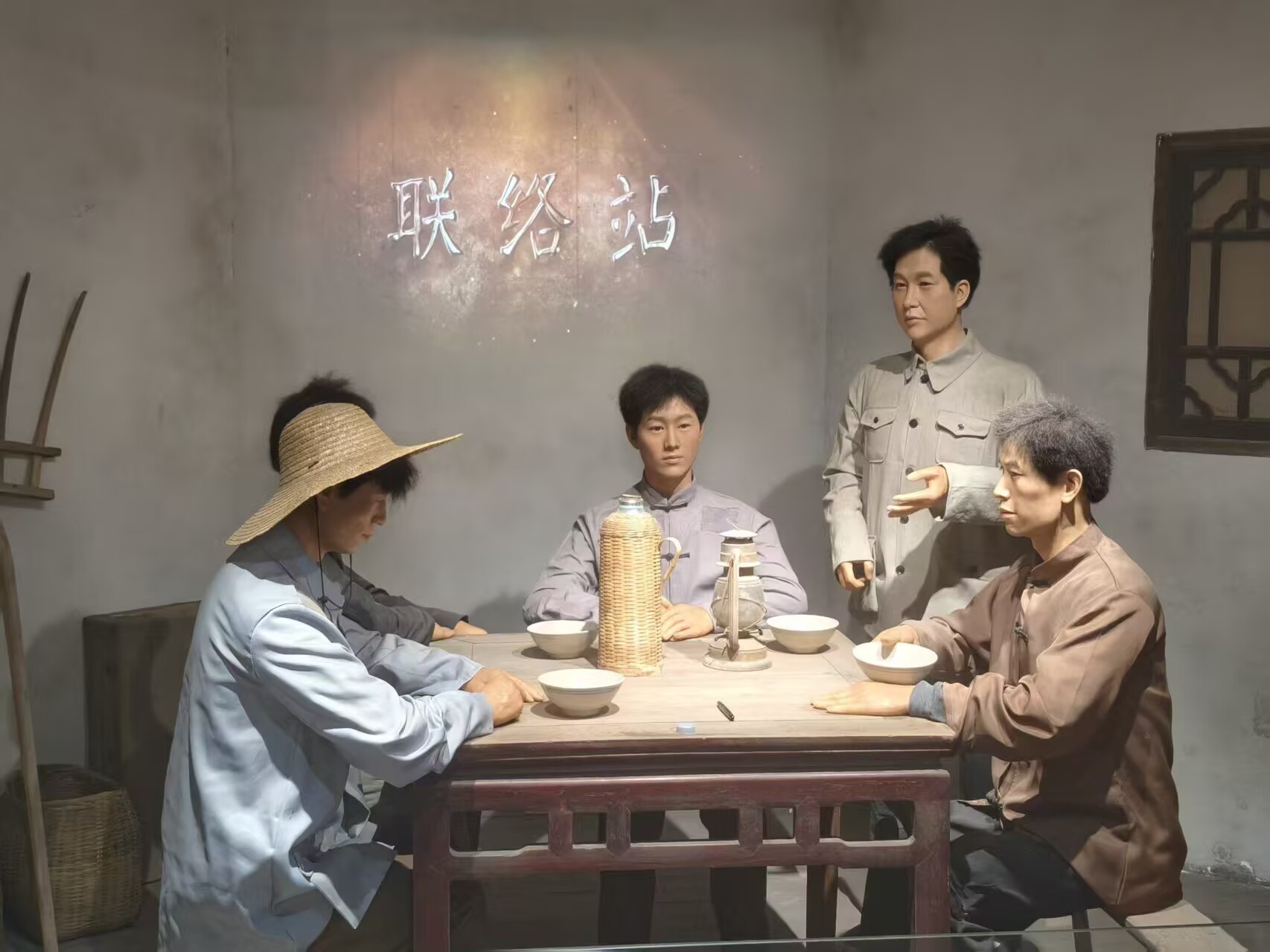 (图为纪念馆内复原的抗战时期联络站场景)