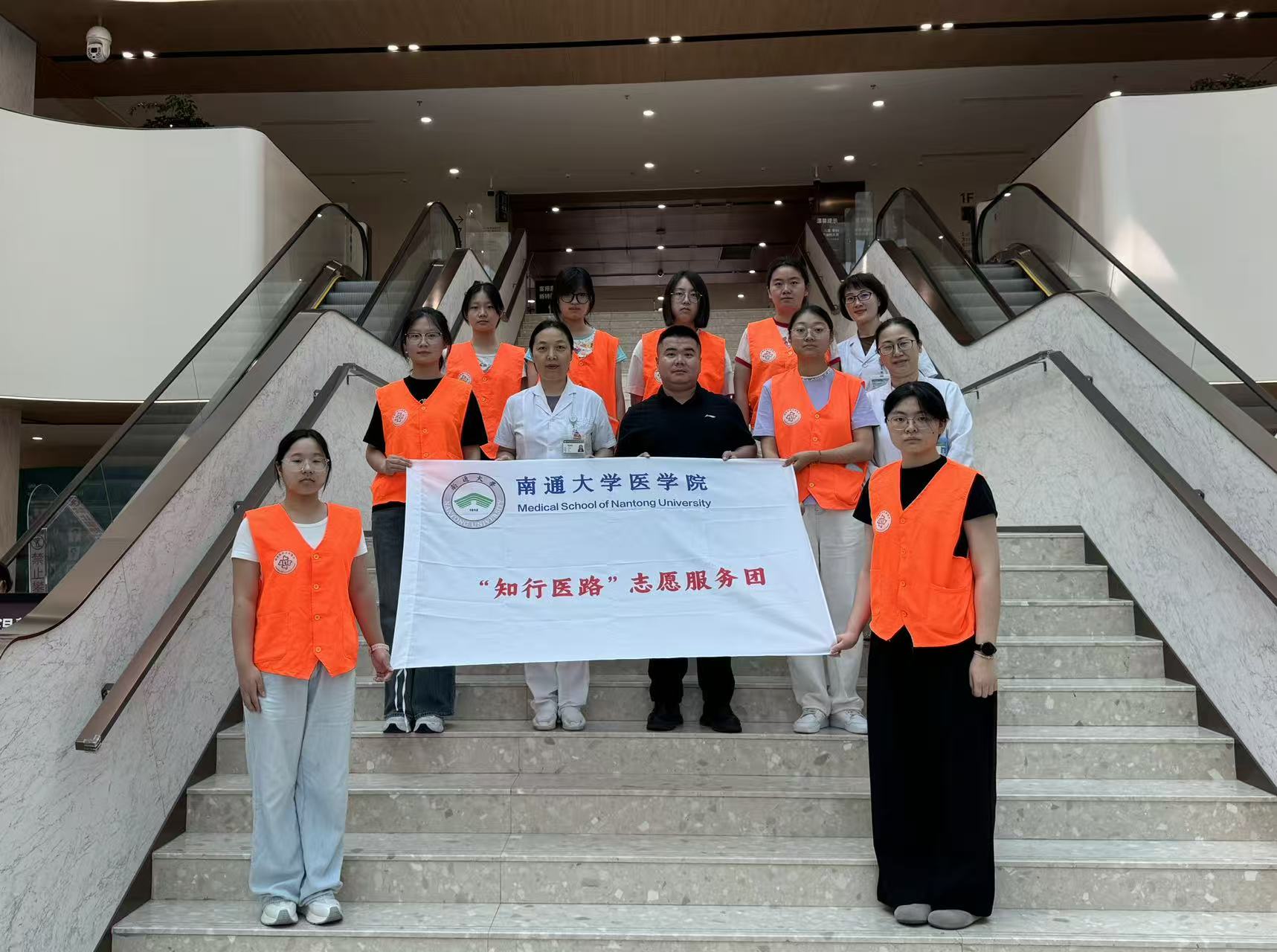 团队成员与医护老师合影