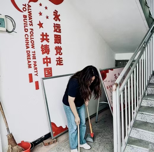 实践队员清理楼道积存垃圾 孙晨芮摄