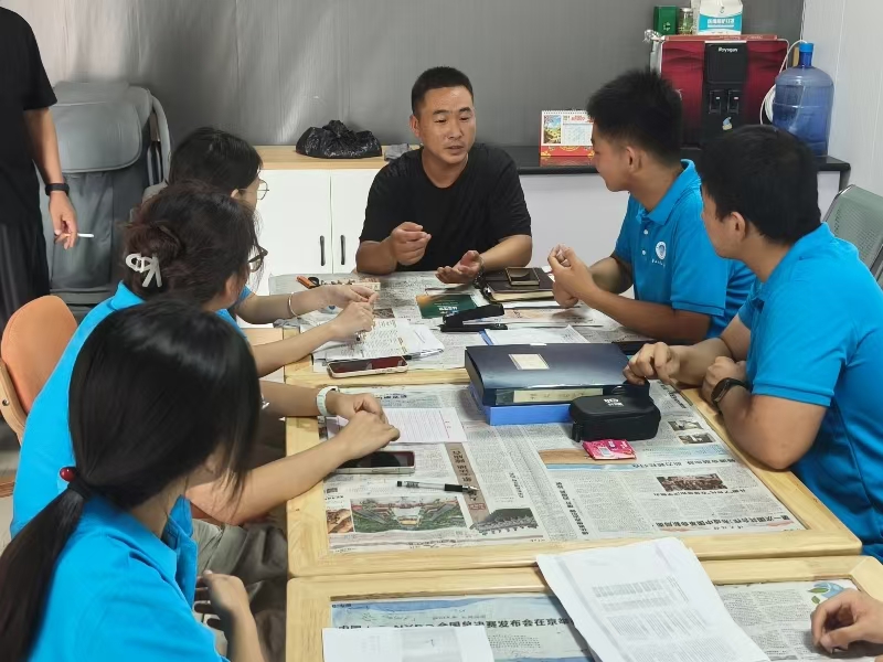 图为实践队员与城西村便民服务大厅的负责人展开交流