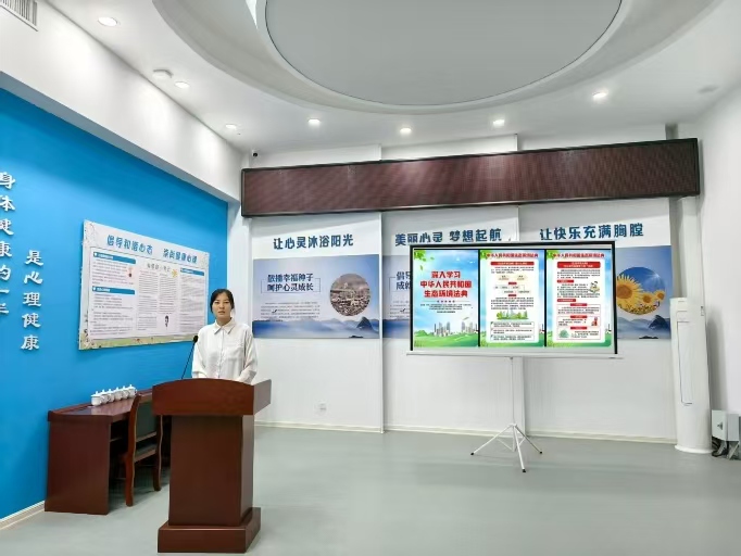 实践队员在社区活动室开展垃圾分类法治主题宣讲 徐锦晨摄