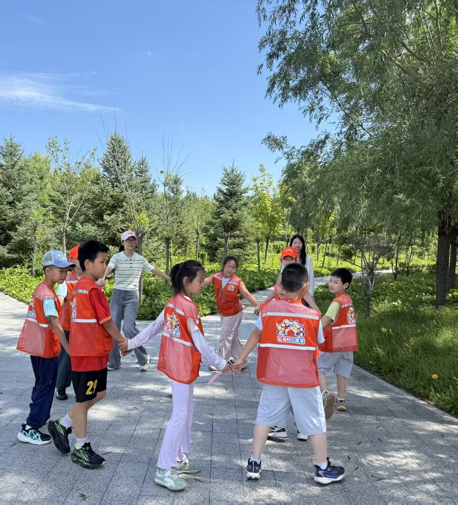 图为实践成员带孩子们一起做游戏 夏凤淋供图