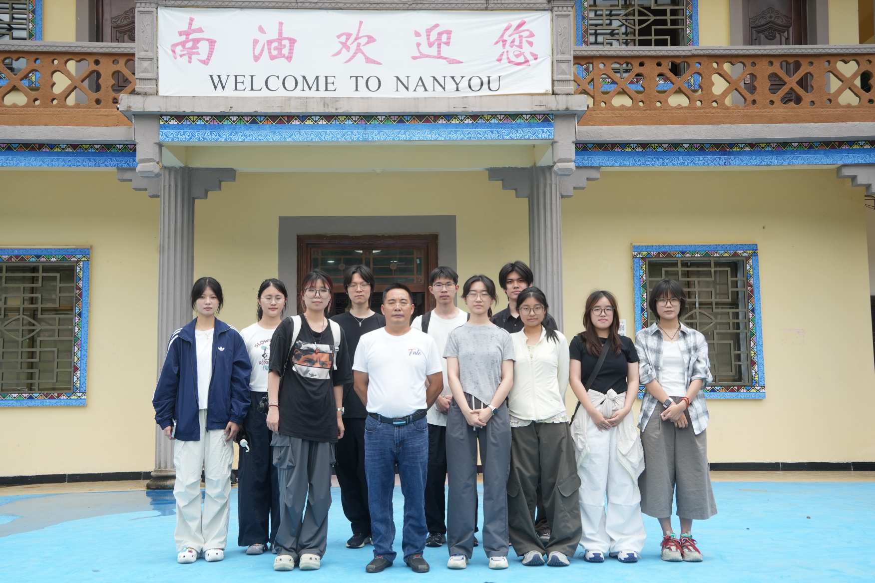 与南油村书记合影