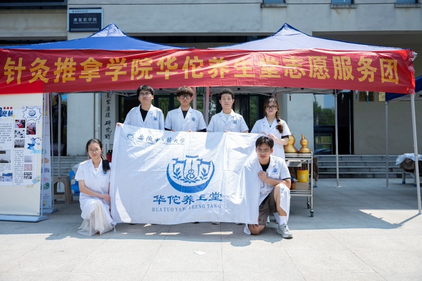 商店门口和行人AI 生成的内容可能不正确。
